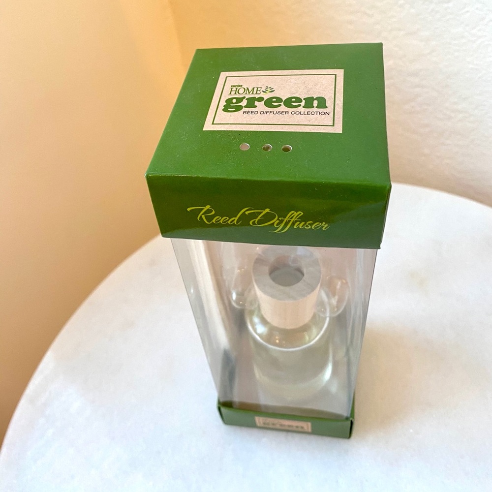 Green Garden Reed Diffuser - Picture 4 of 5